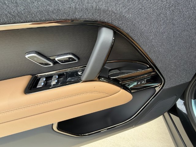 New 2027 Santorini Black Land Rover SE image 11