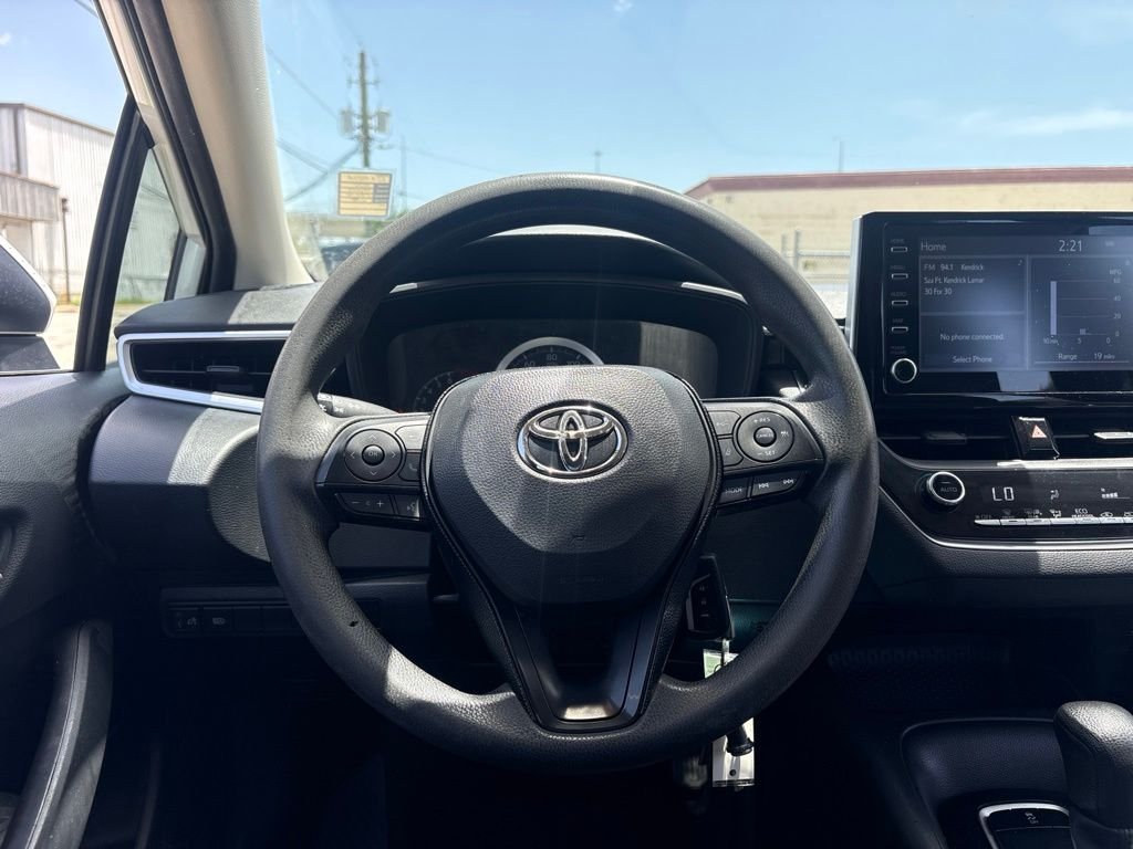 Used 2020 White Toyota LE image 18