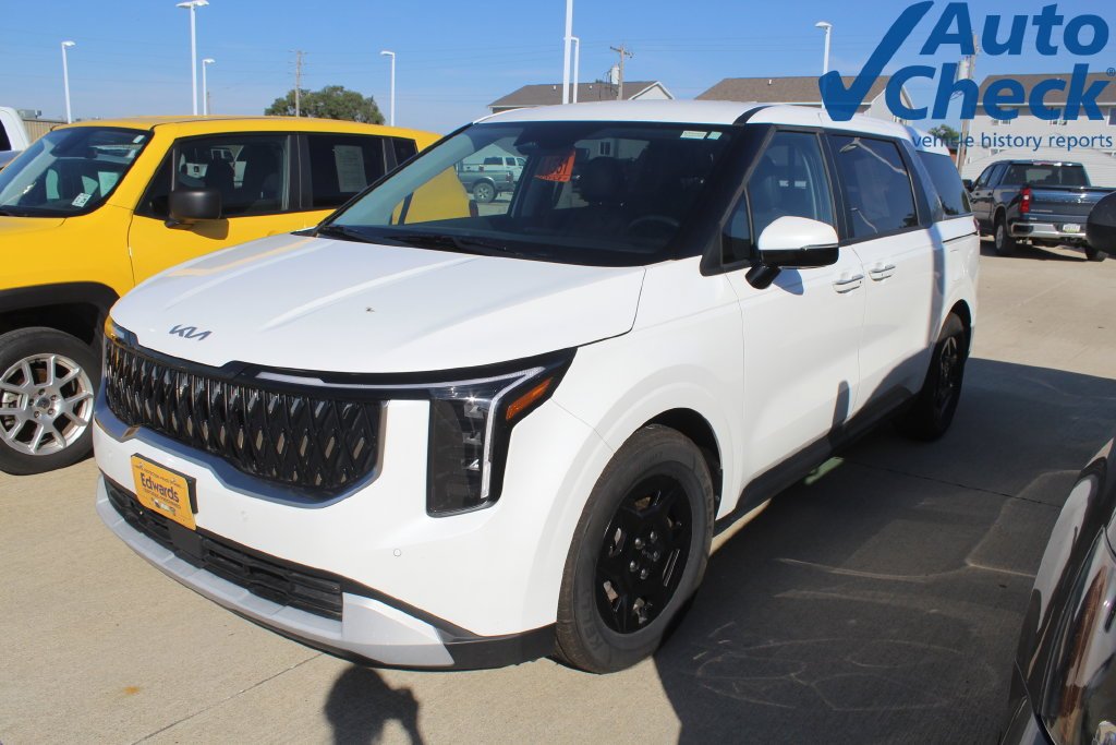 Used 2025 White Kia LXS image 4
