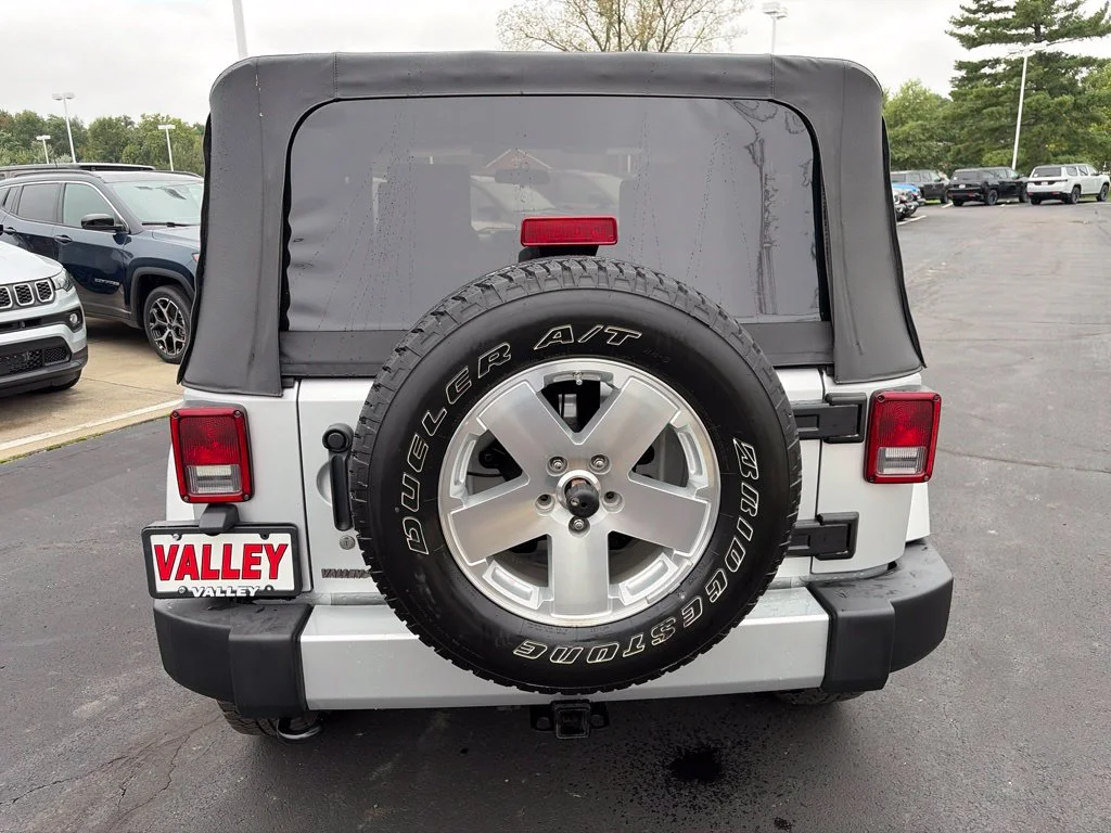 Used 2009 Silver Jeep Sahara image 6