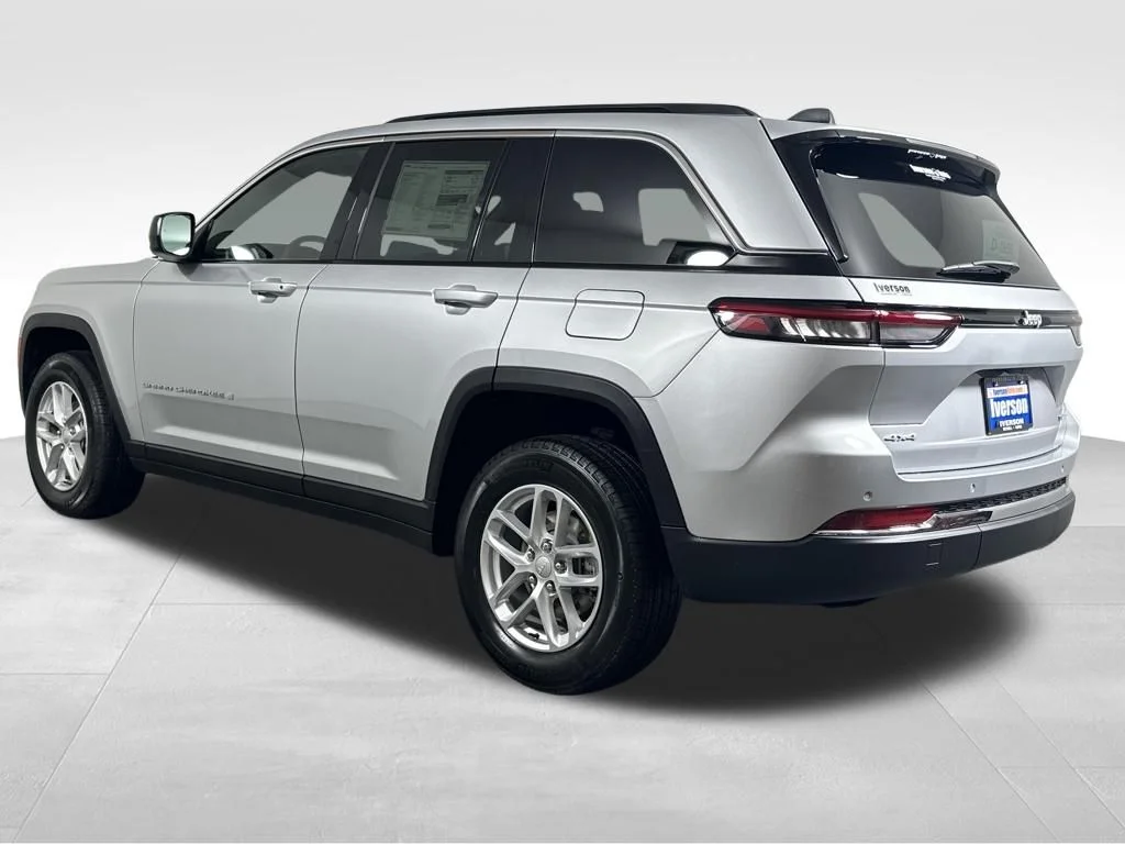 New 2026 Silver Zynith Exterior Paint Jeep Laredo X image 8