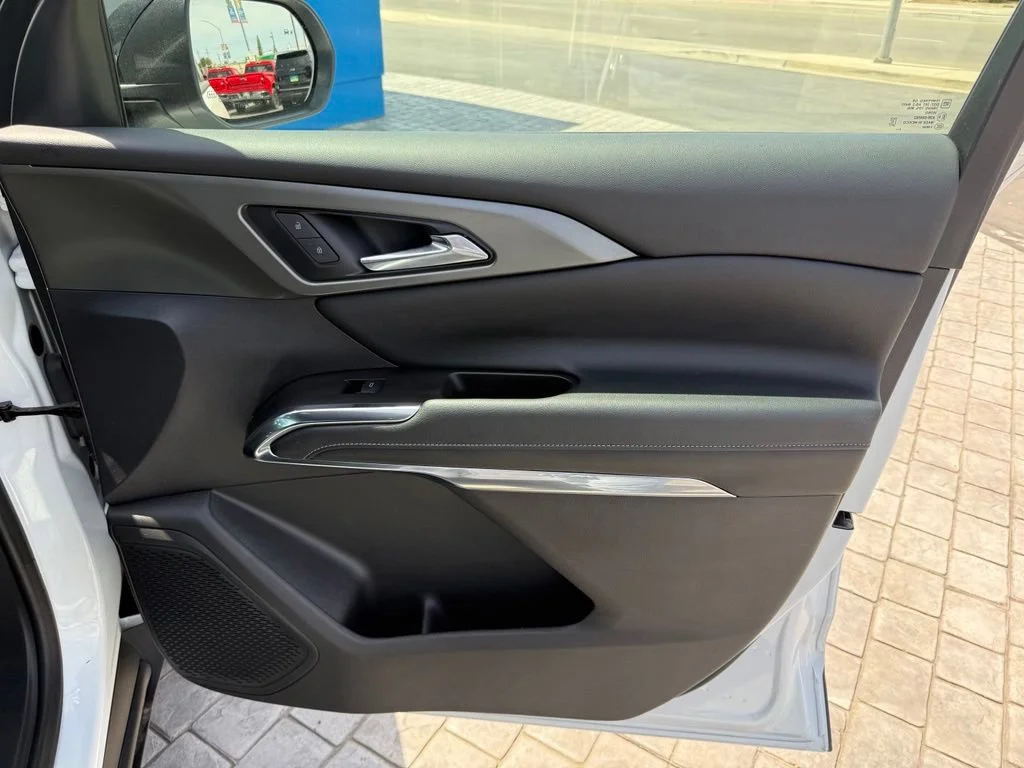 Used 2025 Summit White Chevrolet LT image 18