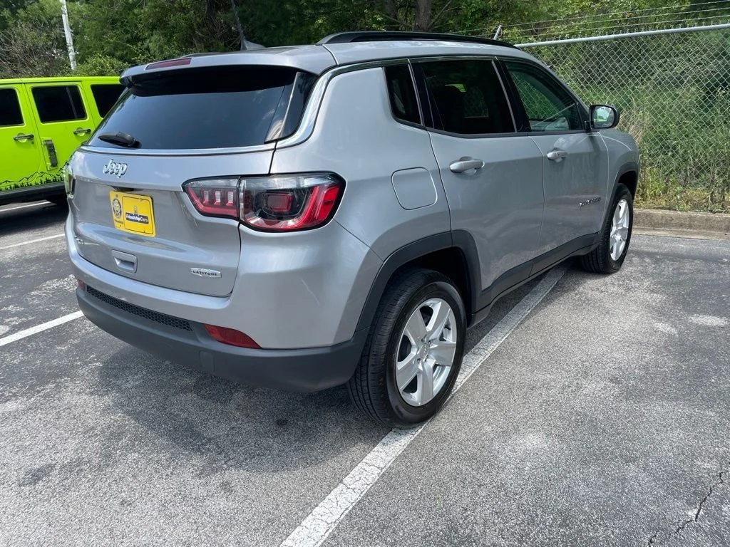 Used 2022 Silver Jeep Latitude image 5