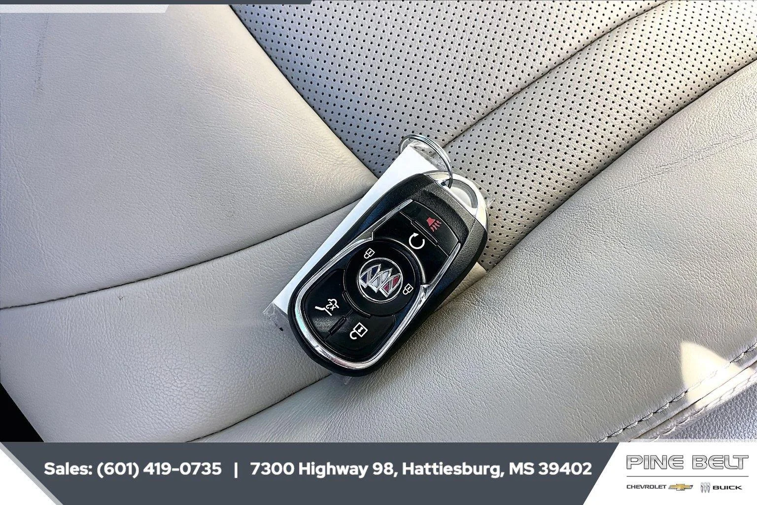 Used 2021 White Frost Tricoat Buick Premium image 9
