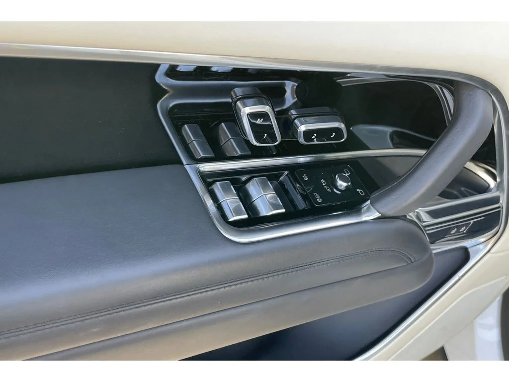 Used 2023 Fuji White Land Rover SE image 11