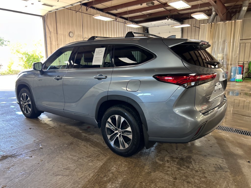 Used 2021  Toyota XLE image 3