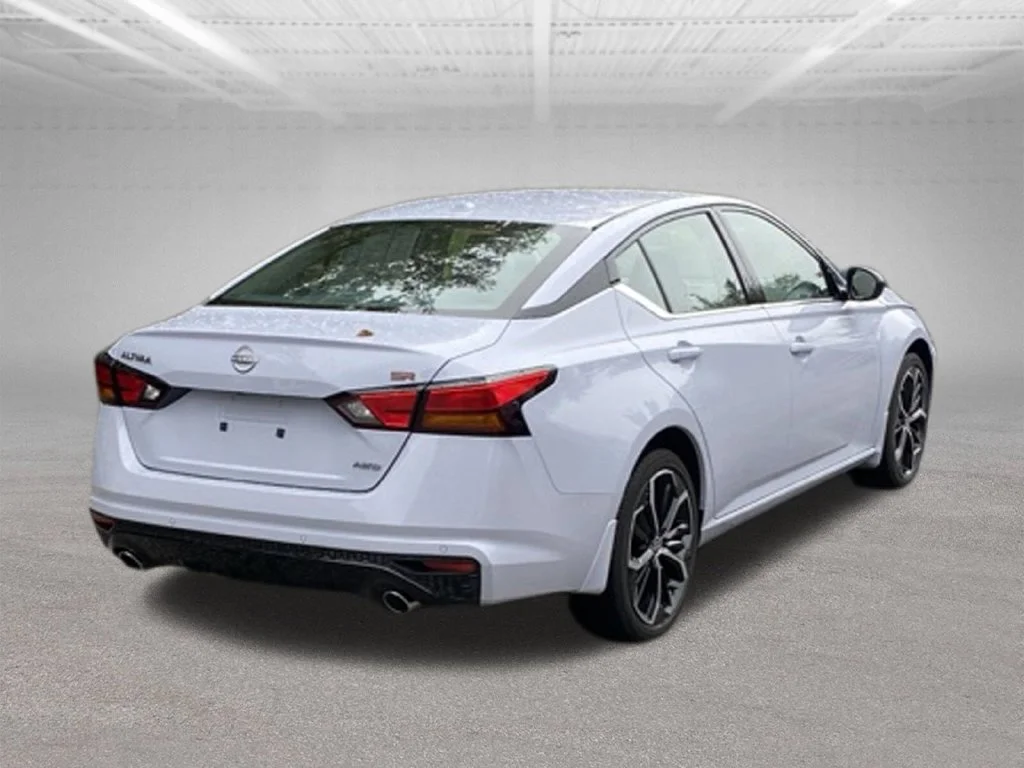 Used 2025 Gray Nissan 2.5 SR image 5