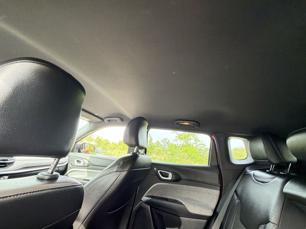 Used 2024  Jeep Latitude image 16
