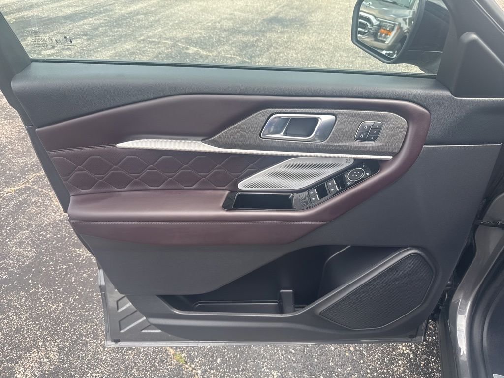 Used 2025 Gray Ford Platinum image 32