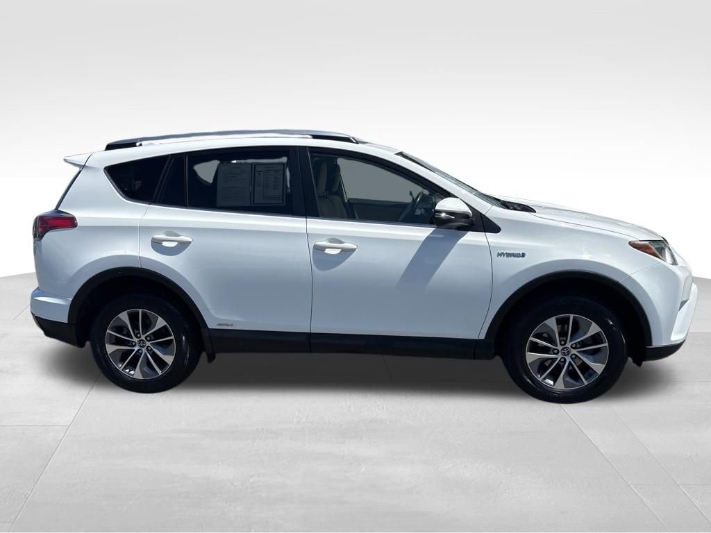 Used 2018 White Toyota XLE image 5