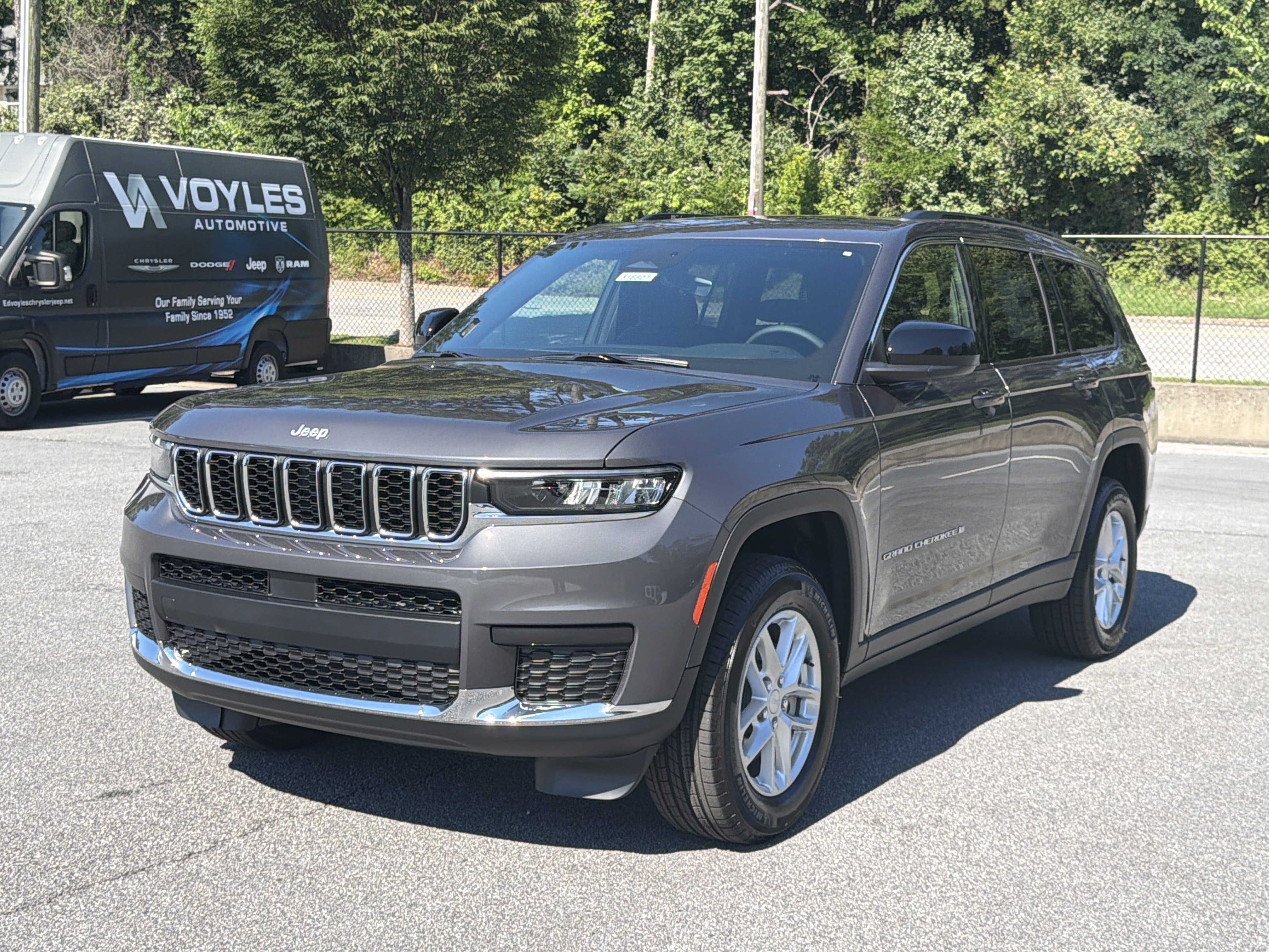 New 2026 Baltic Gray Metallic Clear-Coat Exterior Paint Jeep Laredo image 3