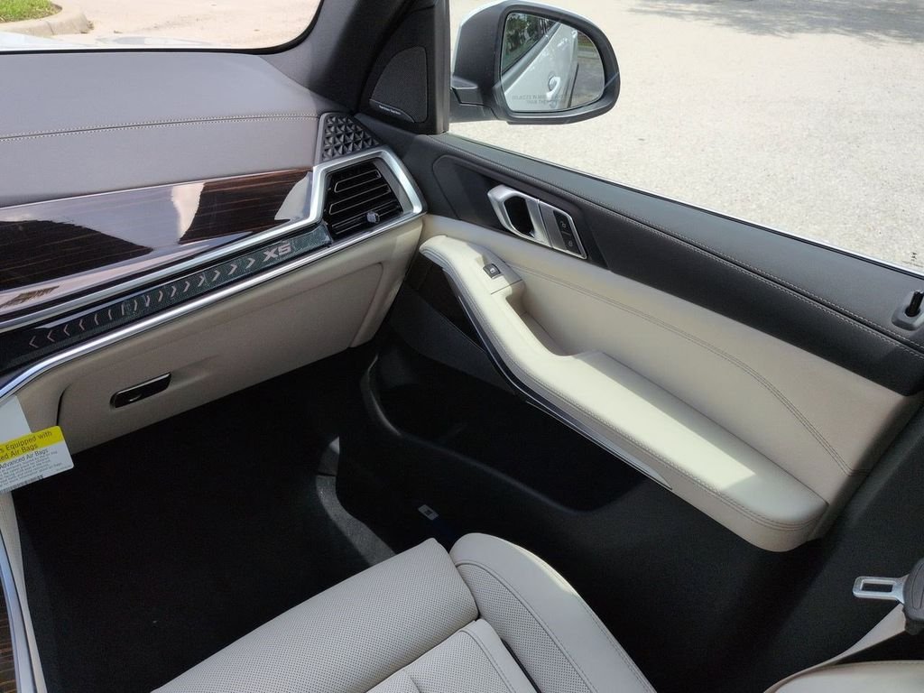 New 2026 Mineral White Metallic BMW xDrive50e image 17
