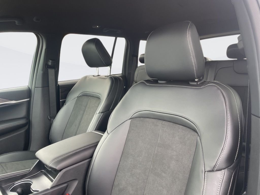 New 2026 Bright White Clear-Coat Exterior Paint Jeep Latitude Altitude image 19