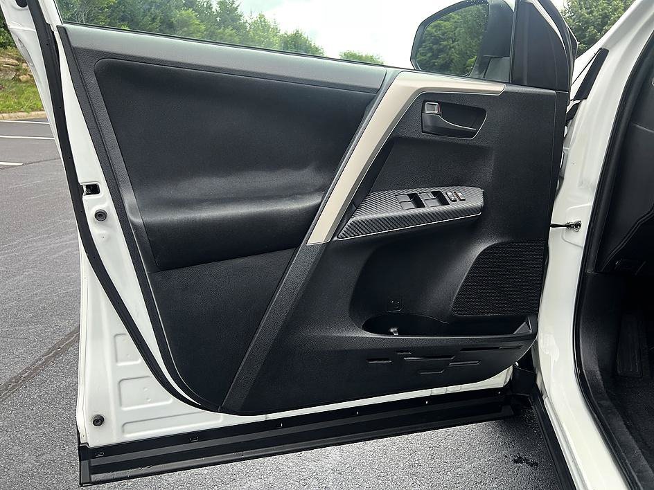 Used 2015 Super White Toyota LE image 10