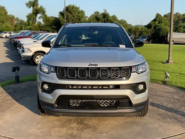 New 2026 Silver Zynith Metallic Clear-Coat Exterior Paint Jeep Latitude image 2