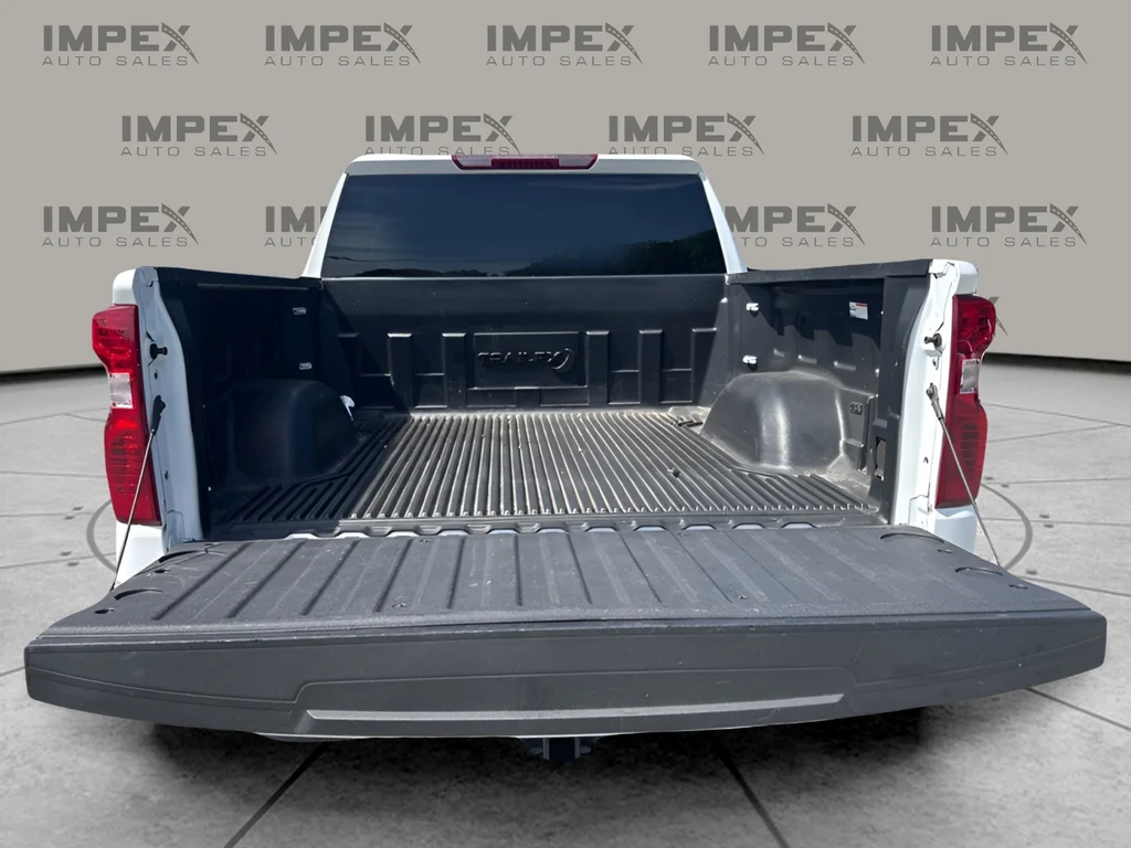 Used 2025 White Chevrolet LT image 28