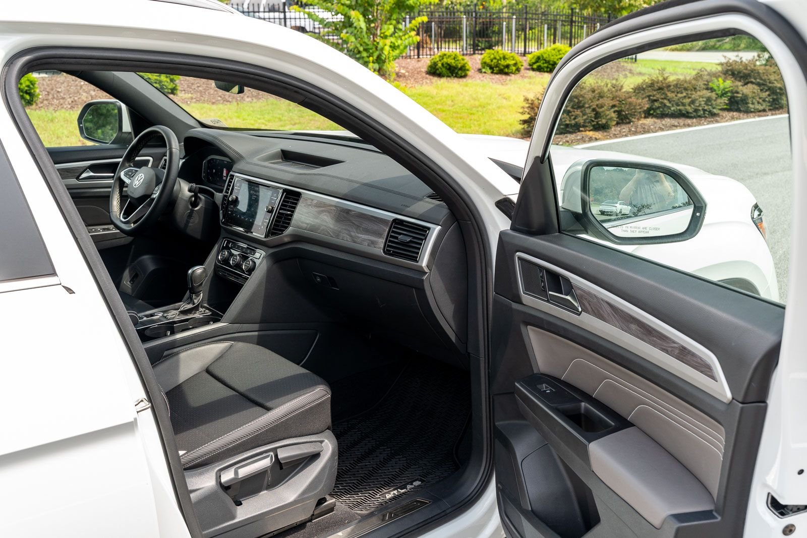Used 2023 White Volkswagen 3.6L V6 SE w/Technology image 10