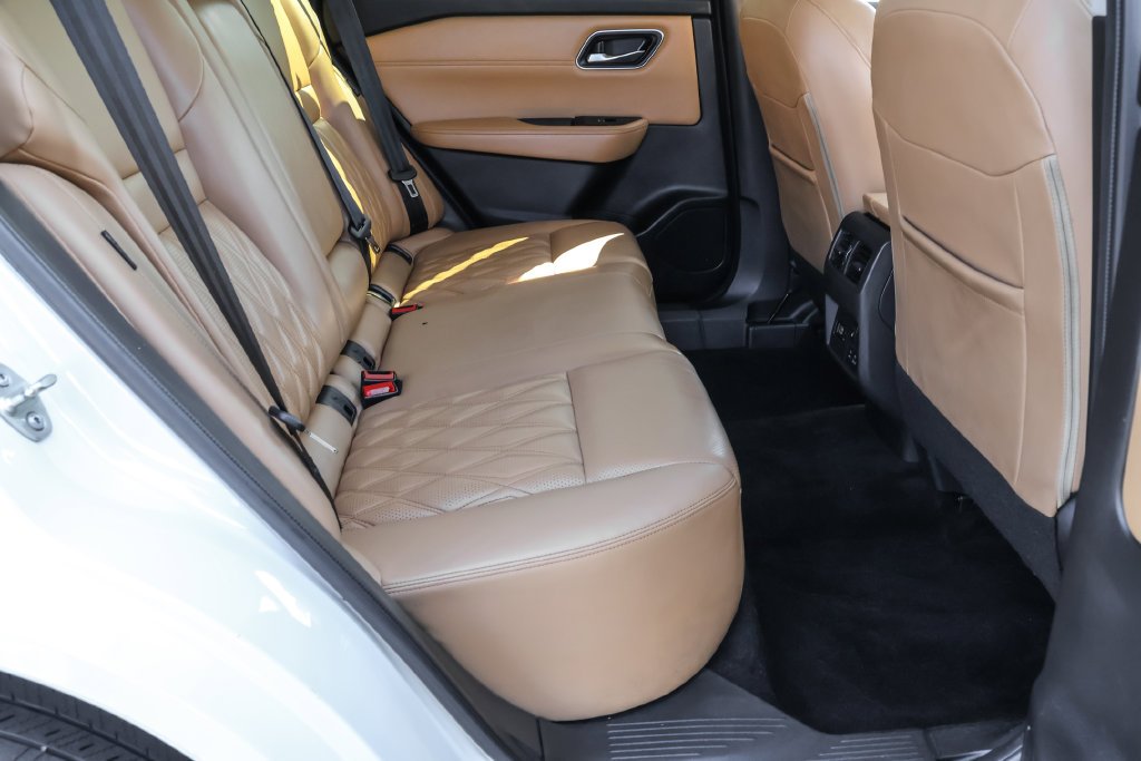 Used 2023 White Nissan Platinum image 44