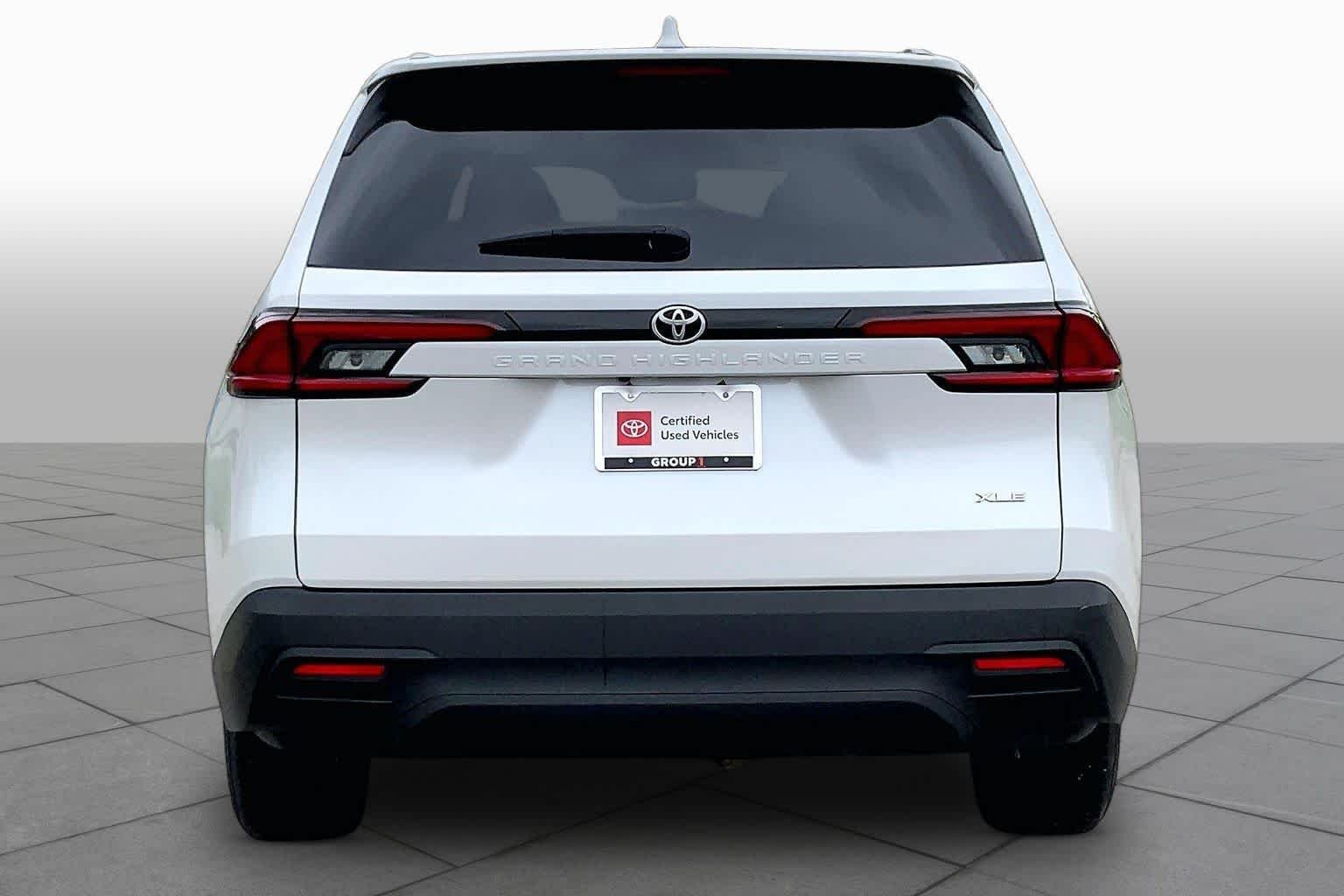 Used 2025 Wind Chill Pearl Toyota XLE image 5