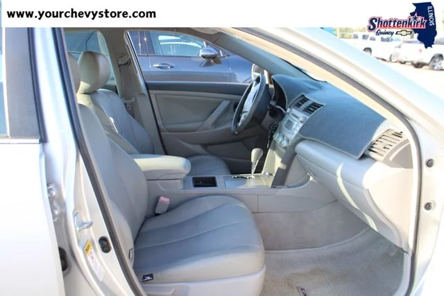 Used 2009 Silver Toyota LE image 12