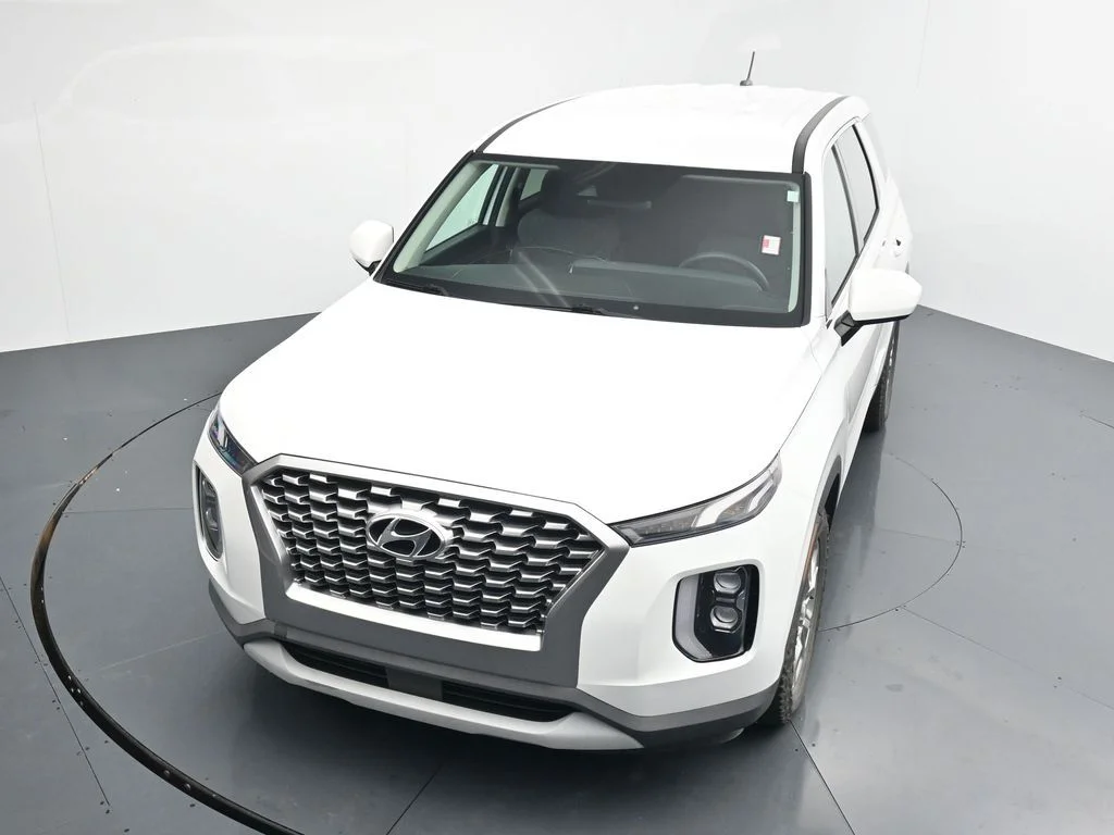 Used 2021 White Hyundai SE image 22