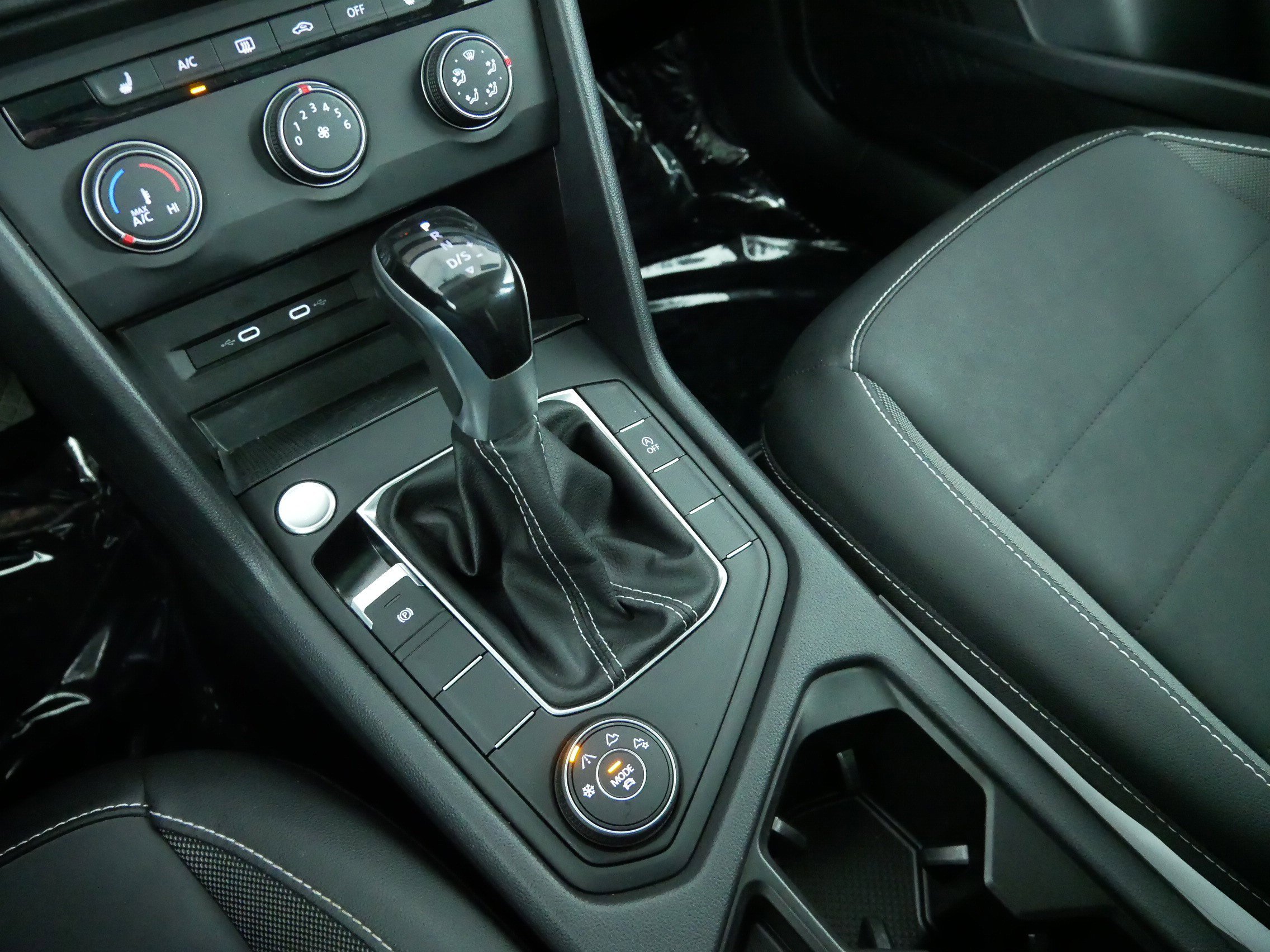 Used 2022 Black Volkswagen SE image 25