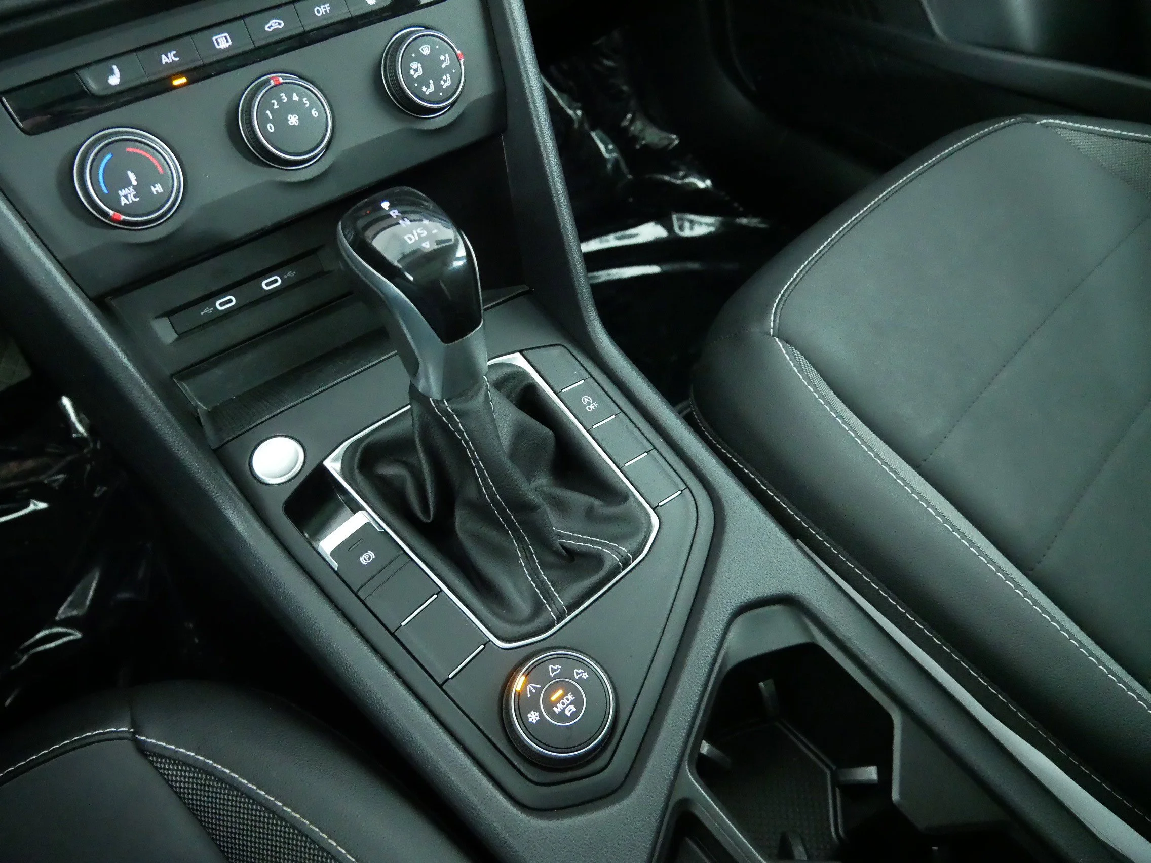 Certified Used 2022 Black Volkswagen SE image 25