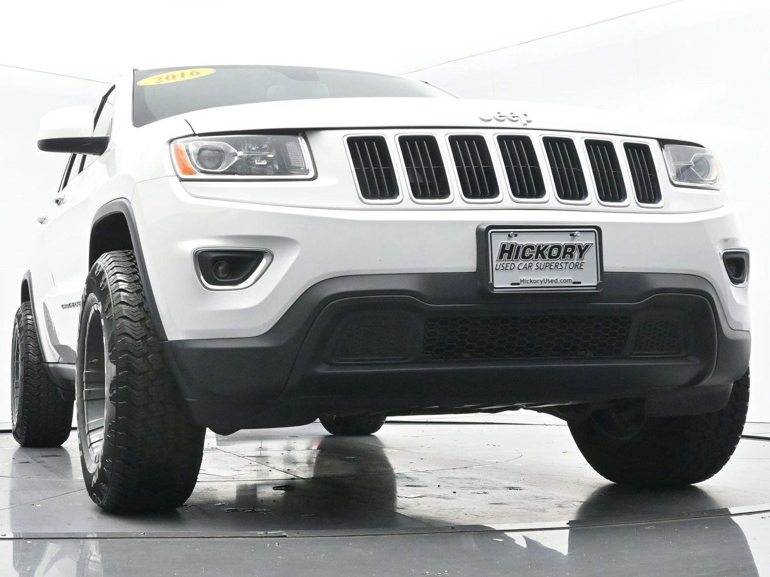 Used 2016 Bright White Clearcoat Jeep Laredo image 40