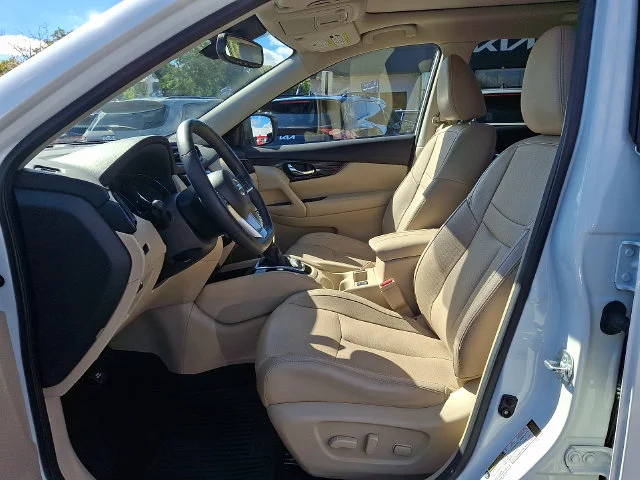 Used 2018 White Nissan SL image 14