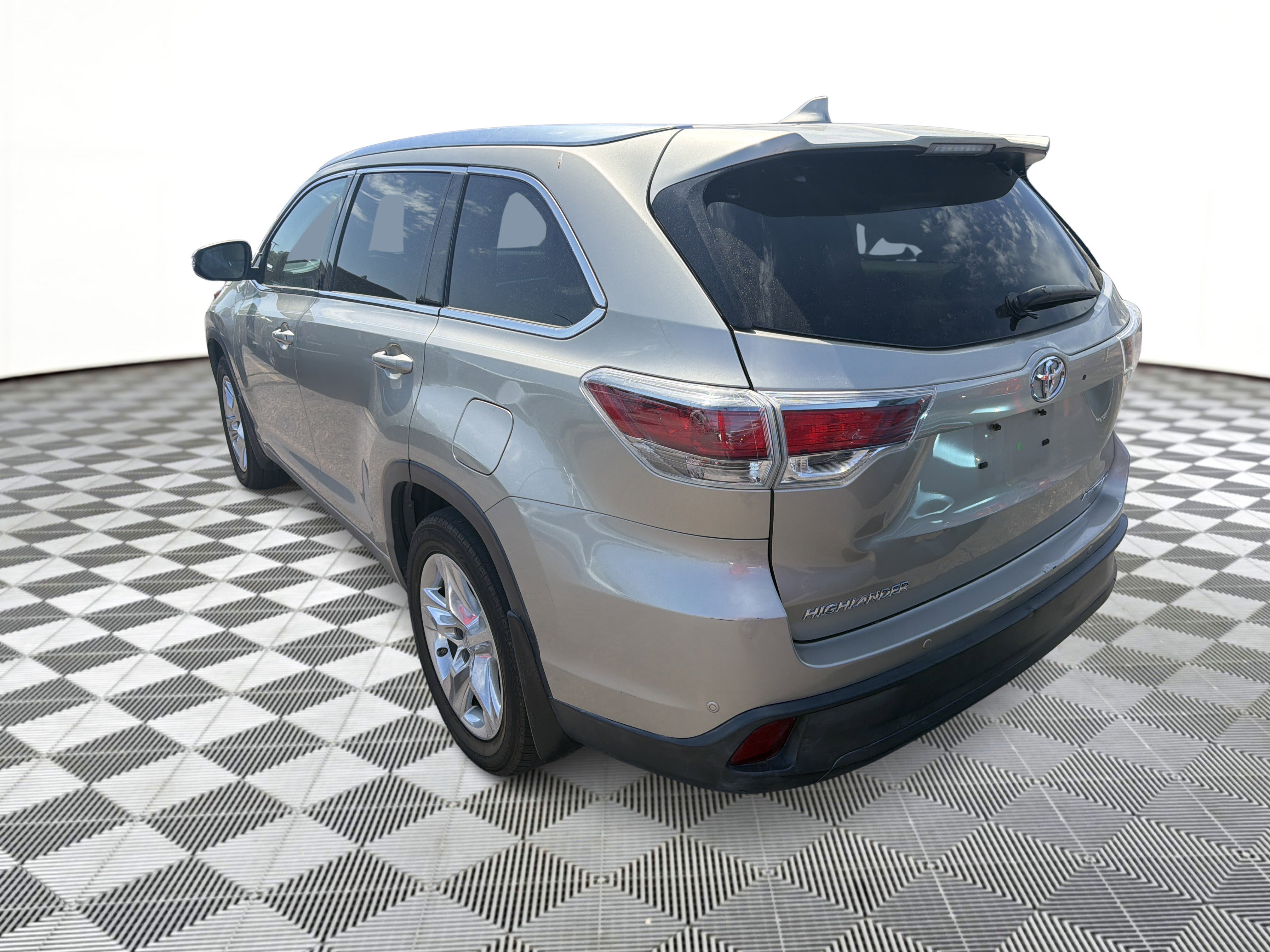 Used 2015 Creme Brulee Toyota Limited Platinum image 3
