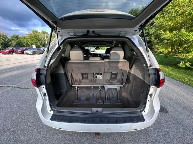 Used 2018 White Toyota XLE image 10