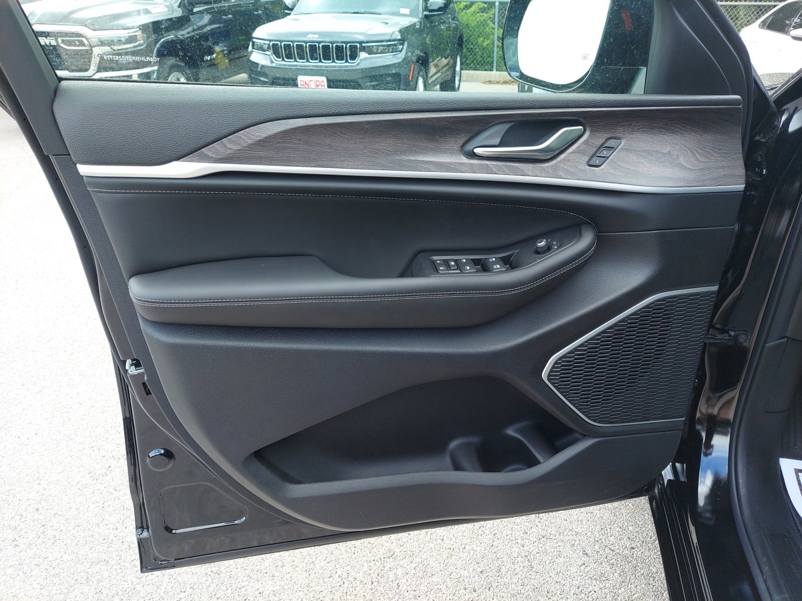 New 2026 Diamond Black Crystal Pearlcoat Jeep Limited Reserve image 28