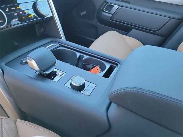 Used 2025 White Land Rover Dynamic se image 37