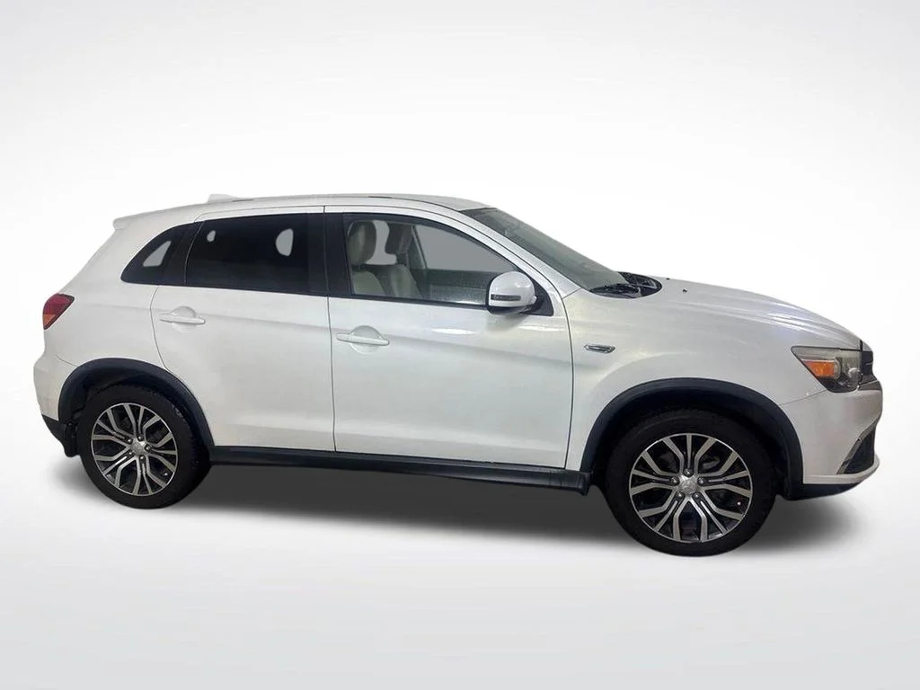 Used 2018 White Mitsubishi 2.0 ES image 2