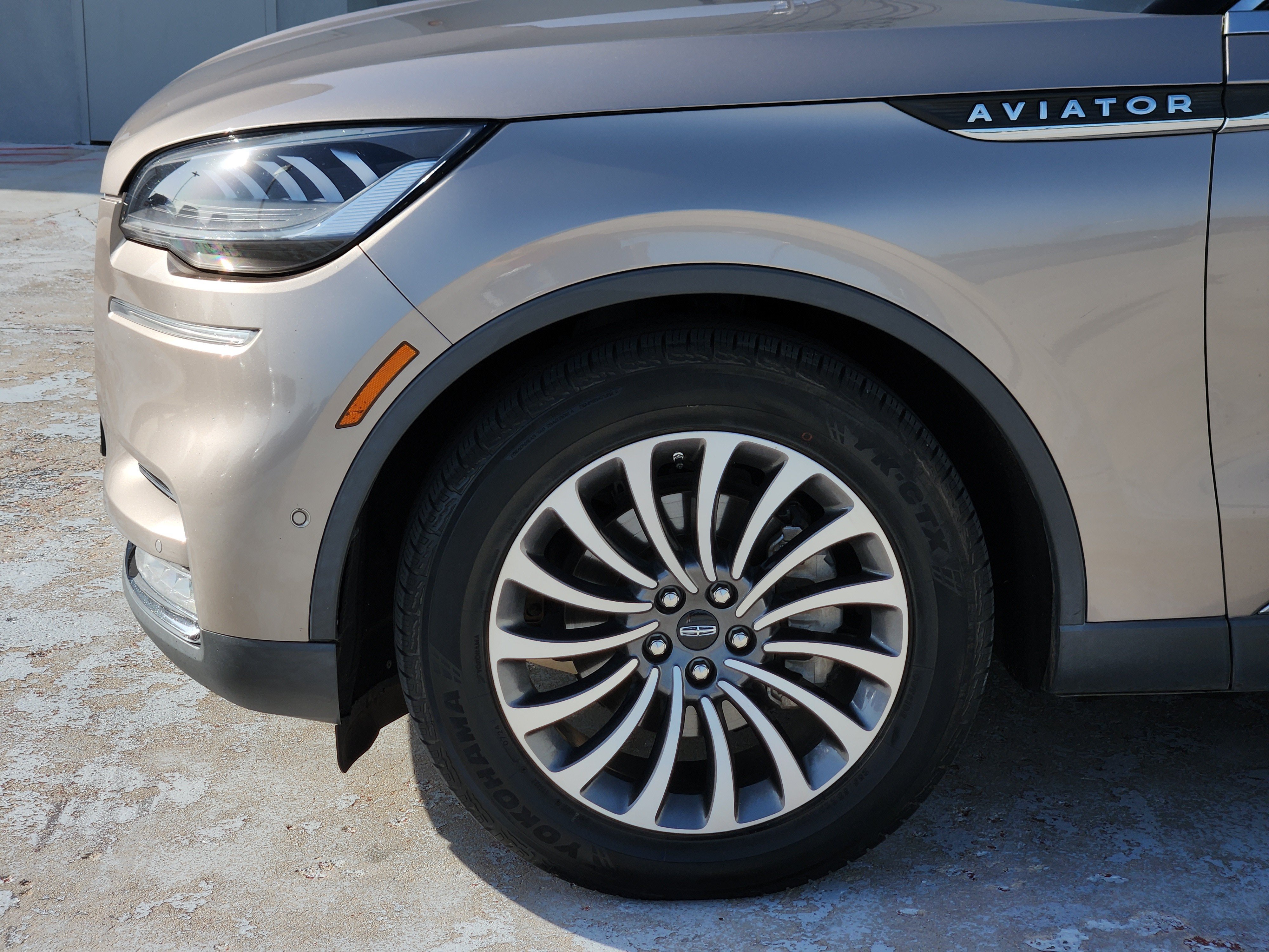 Used 2020 Iced Mocha Metallic Premium Colorant Lincoln Reserve image 9