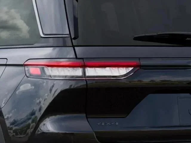 New 2026 Diamond Black Crystal Pearlcoat Jeep Laredo image 113