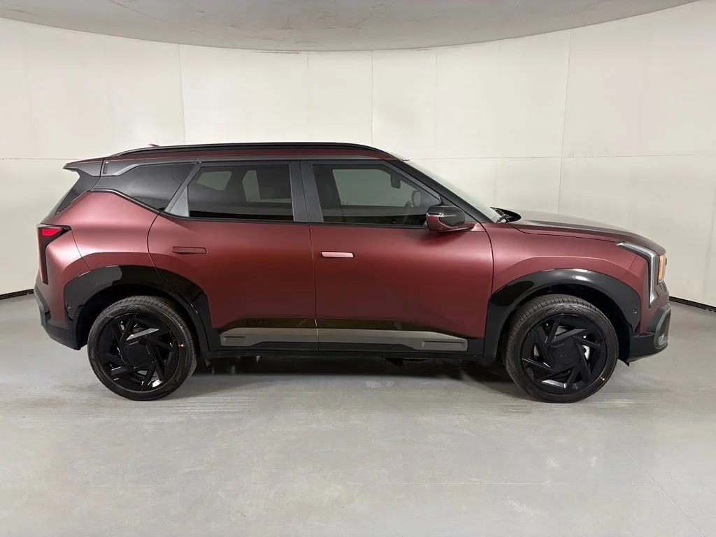 New 2027 Magma Red Matte Kia X-Line SX image 9