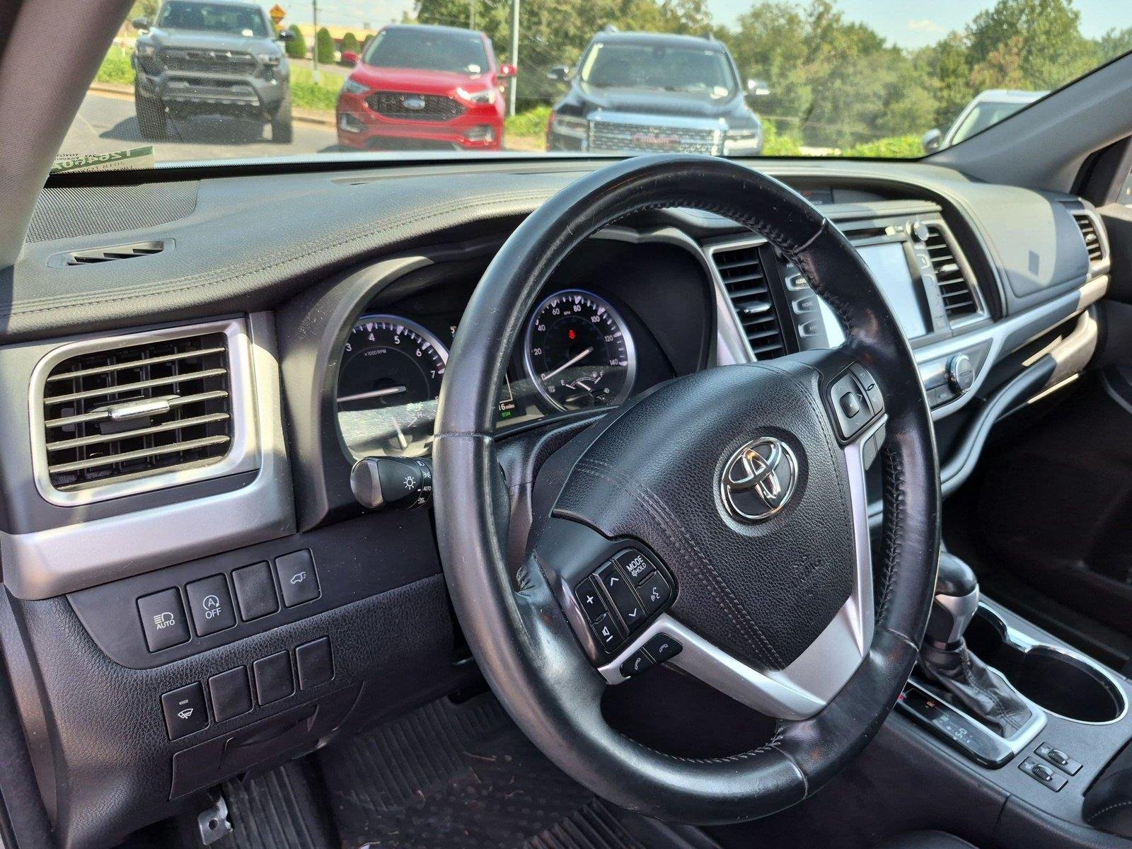 Used 2018 Celestial Silver Metallic Toyota SE image 19