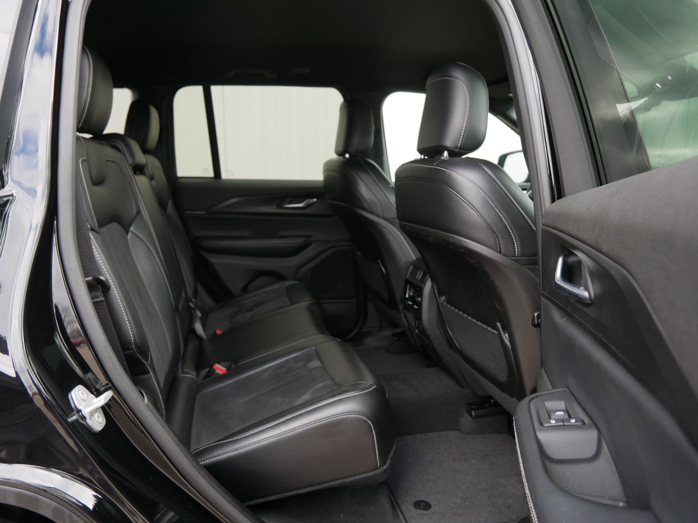 Used 2025 Diamond Black Crystal Pearlcoat Jeep Altitude image 13