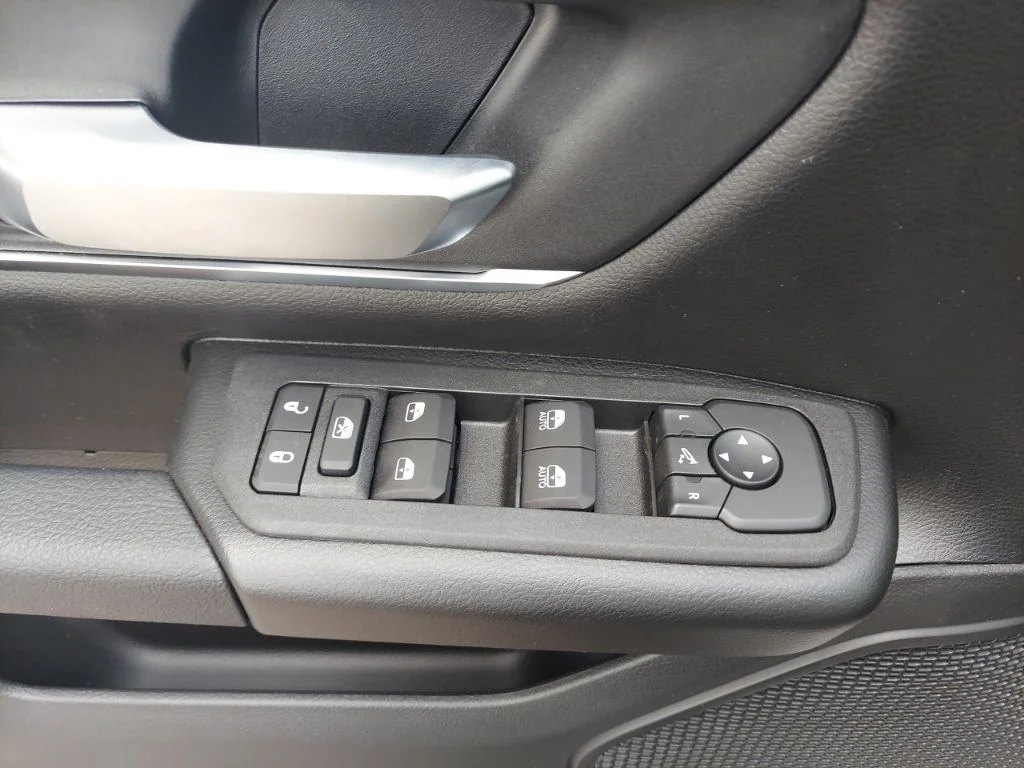New 2026 Bright White Clear-Coat Exterior Paint RAM Big Horn/Lone Star image 17