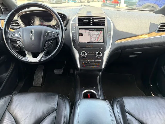 Used 2015 White Lincoln Base image 9