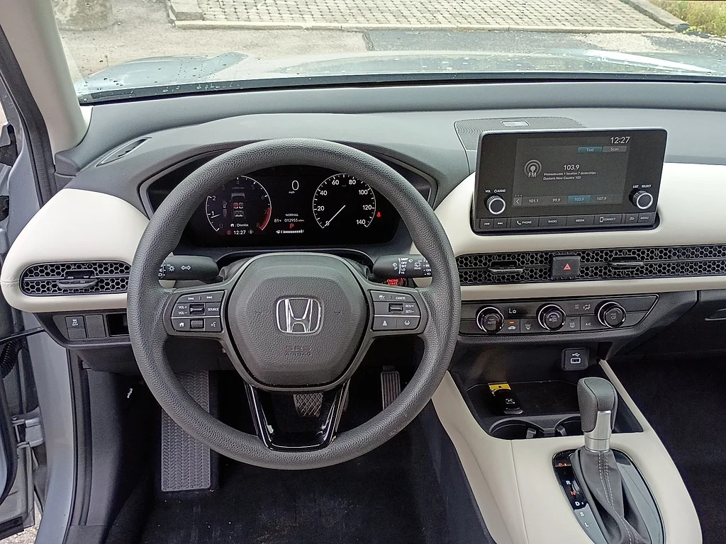 Certified Used 2025 Lunar Silver Metallic Honda LX image 13