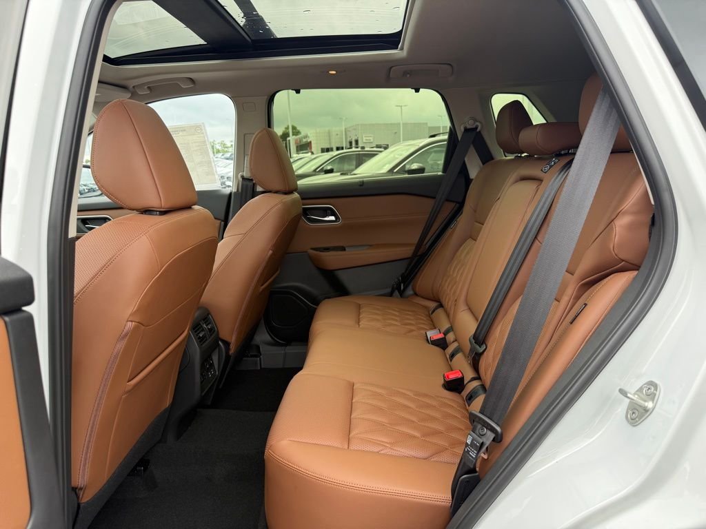 New 2026 Everest White Pearl TriCoat Nissan Platinum image 10