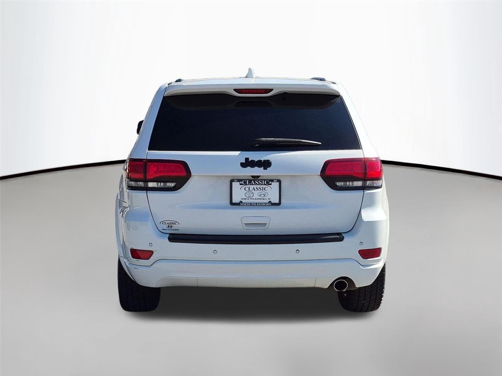 Used 2018 Bright White Clearcoat Jeep Altitude image 4