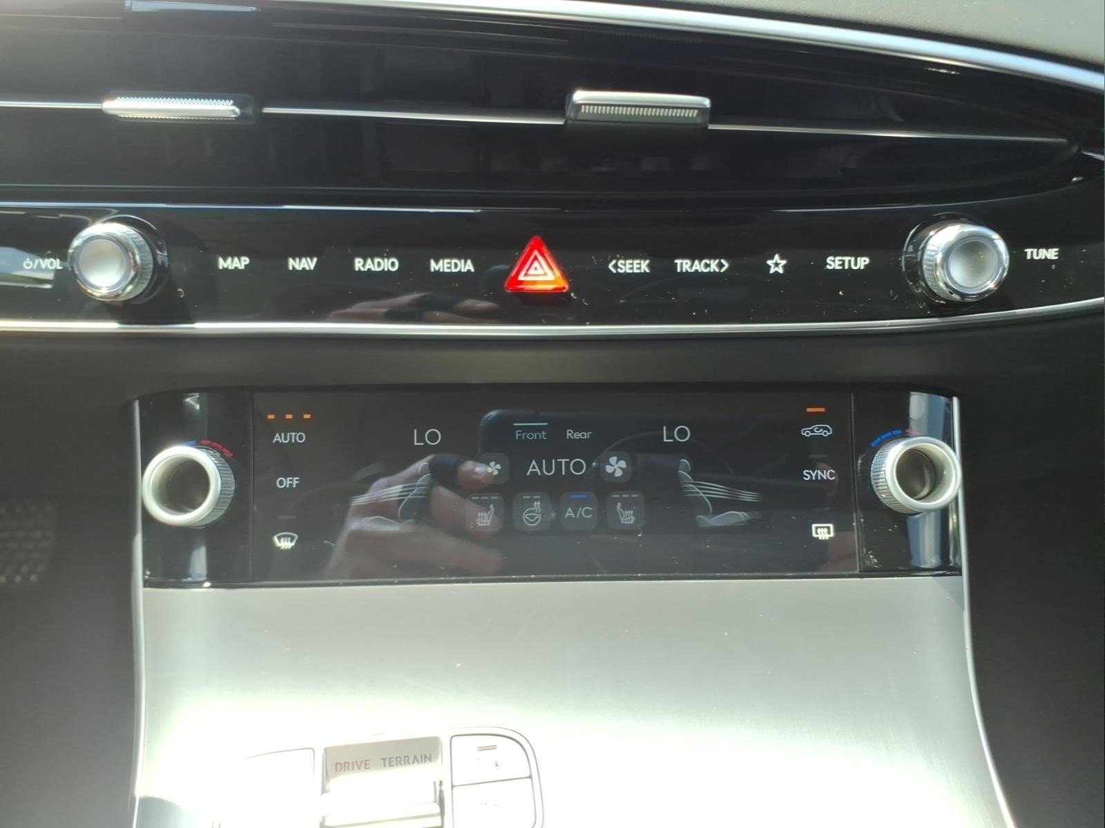 New 2027 White Genesis 2.5T Select image 23