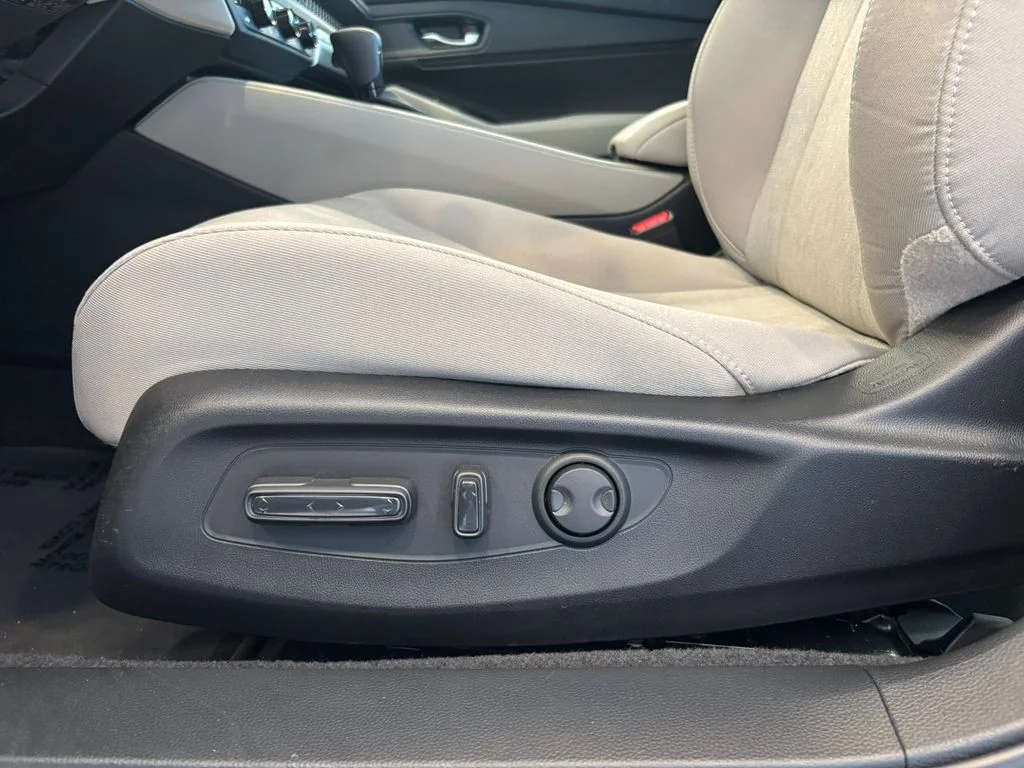 Used 2023 White Honda EX image 16