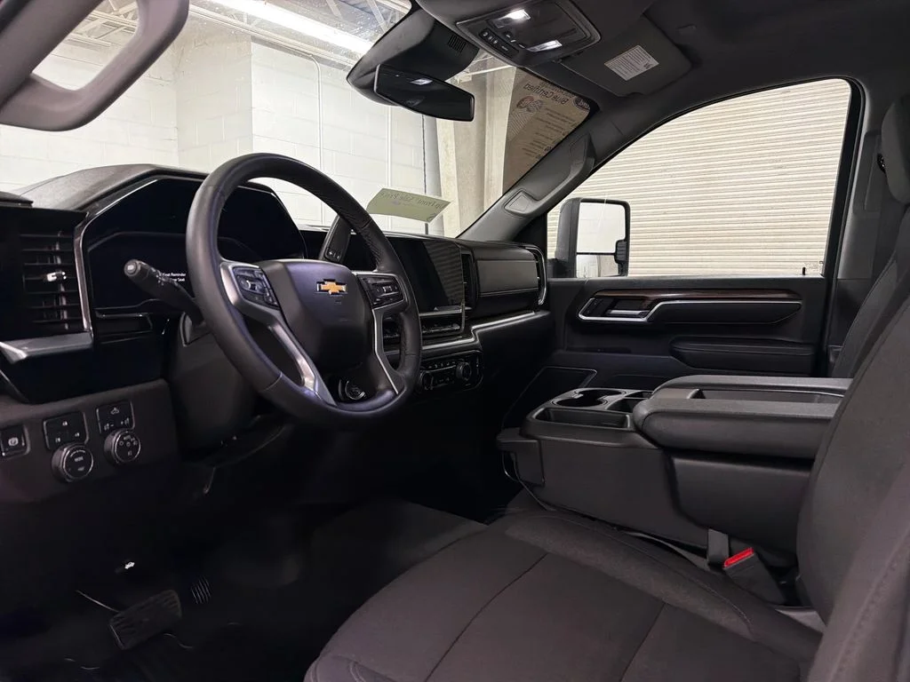 Used 2025 White Chevrolet LT image 6