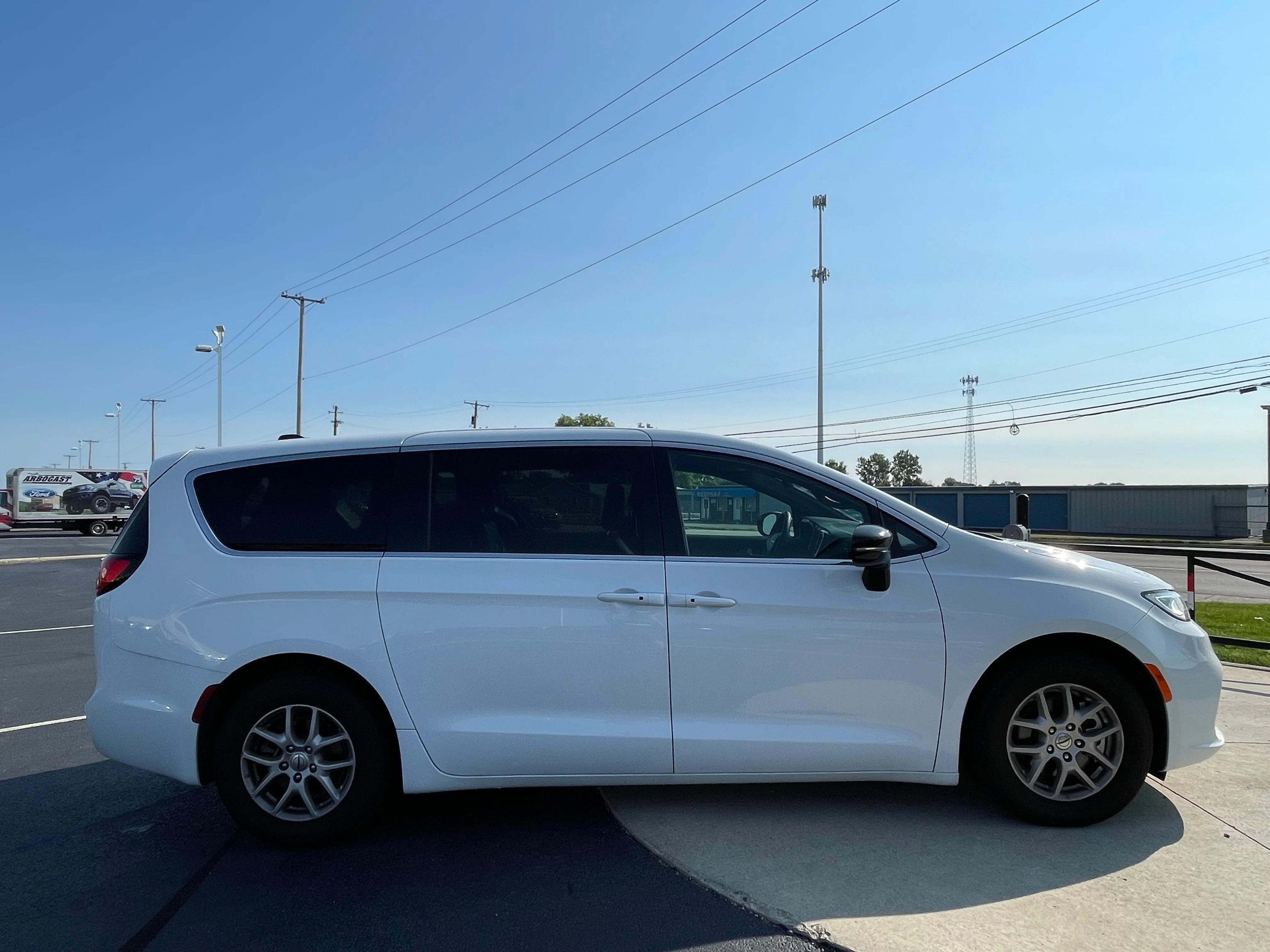 Used 2025 Bright White Clearcoat Chrysler Select image 8