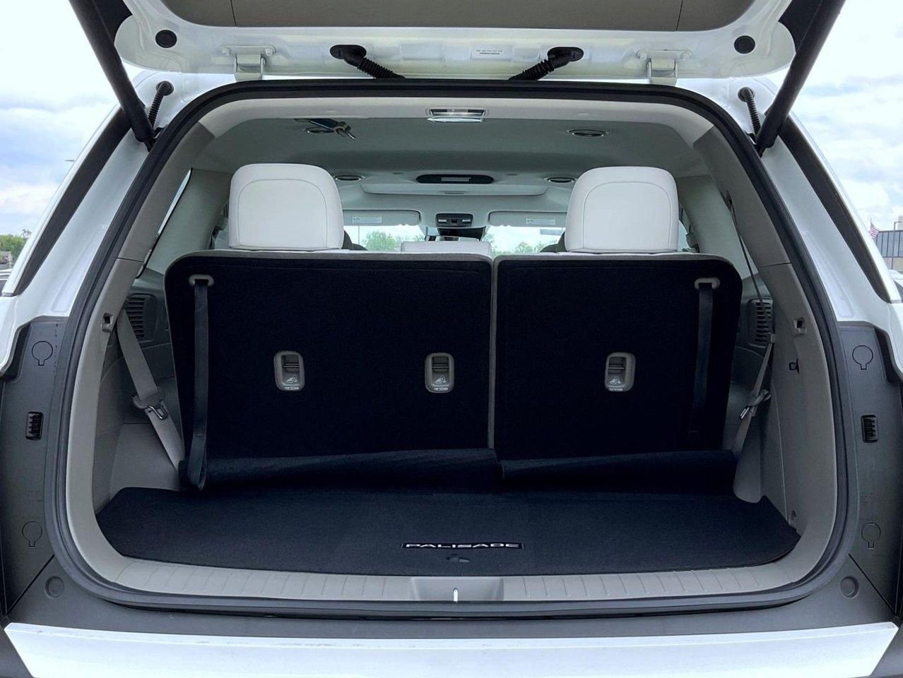 New 2026 White Hyundai SEL Premium image 24