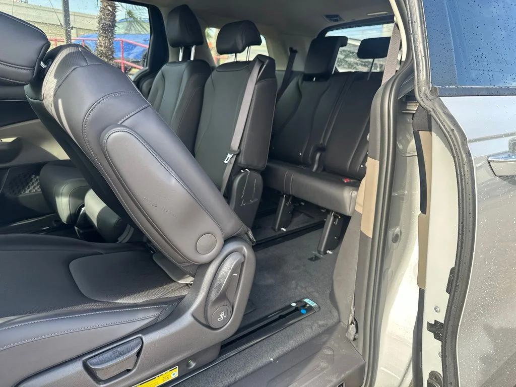New 2027 White Kia LXS image 17